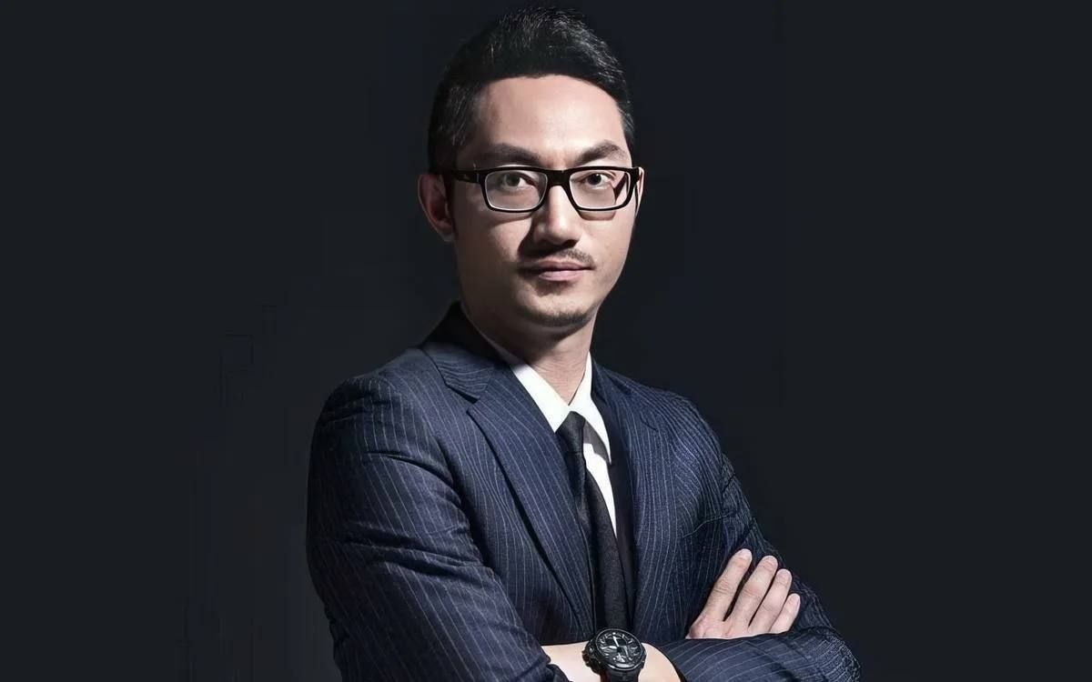 Основатель DeepSeek Лян Вэньфэн стал самым богатым среди создателей ИИ-моделей, — Bloomber…